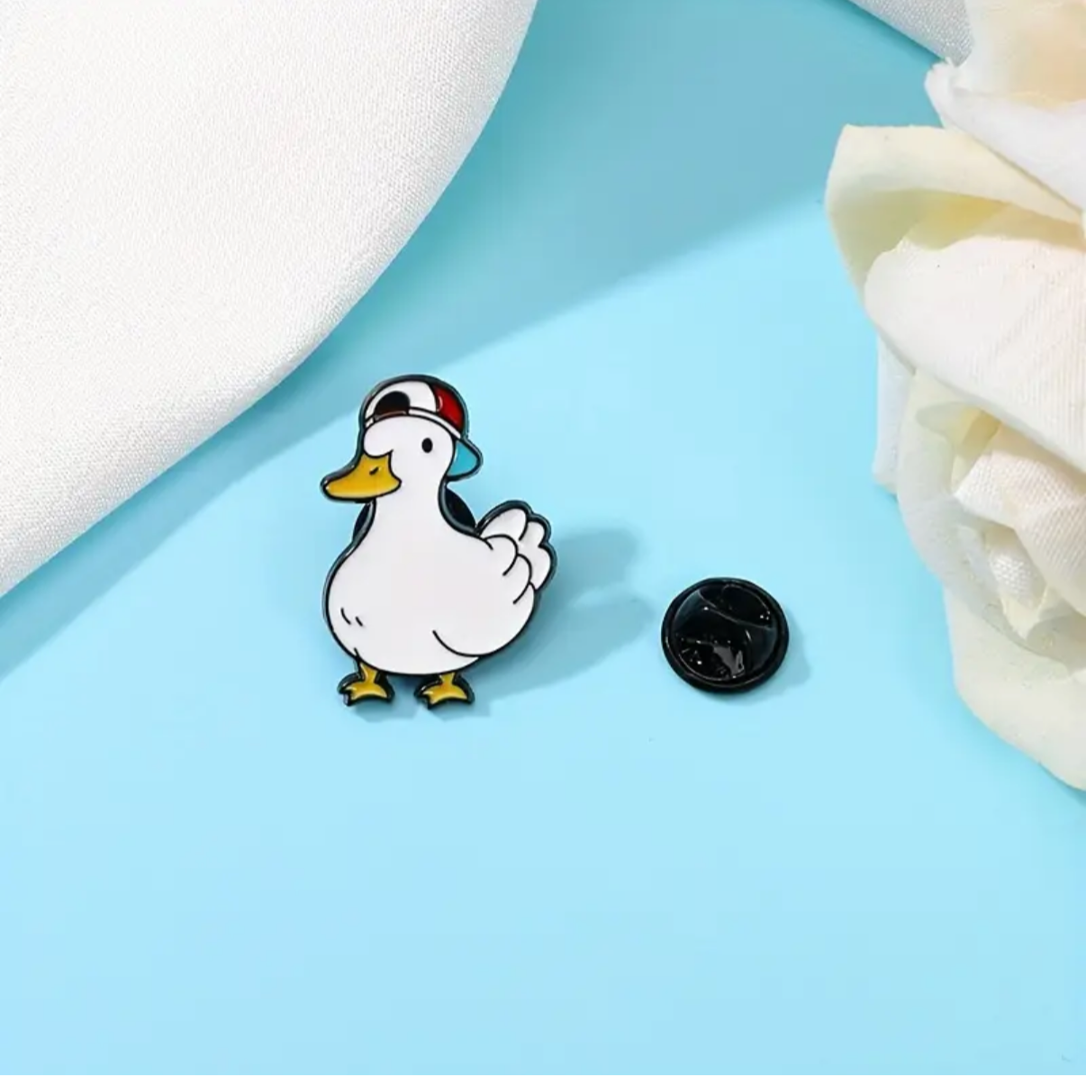 pins canard blanc casquette 1