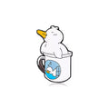 Weiße Ente in einer Tasse Button