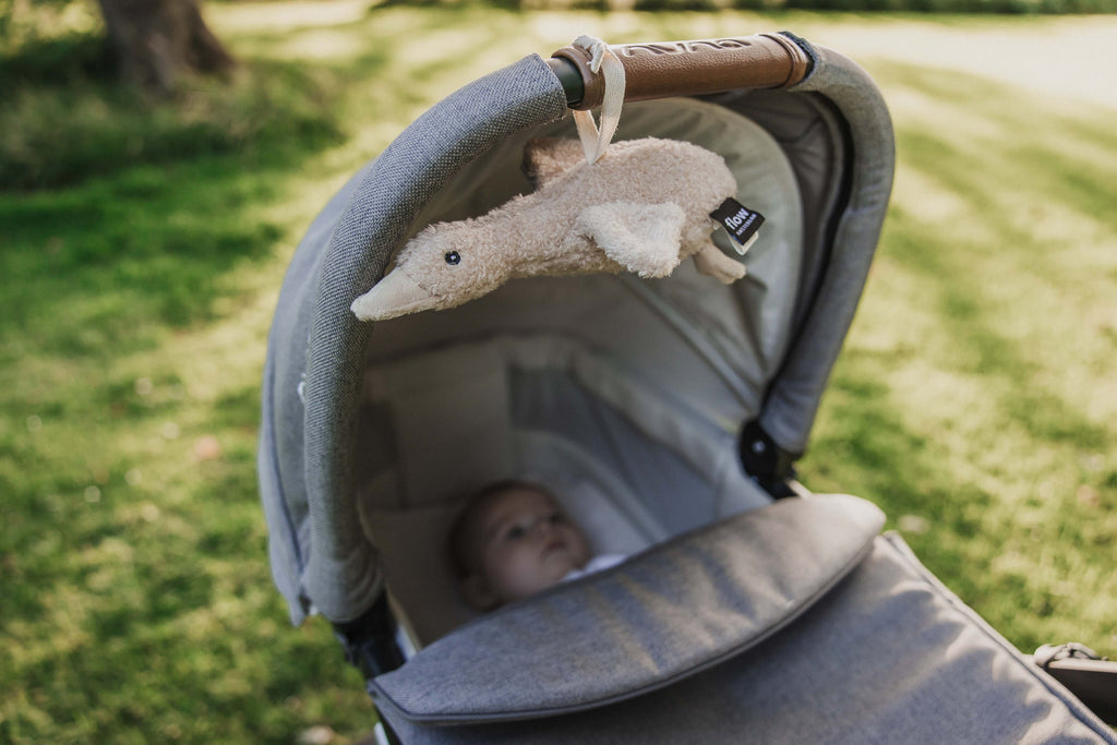 Liva die Gans - Kuscheltier mit Weißem Rauschen - Unterwegs