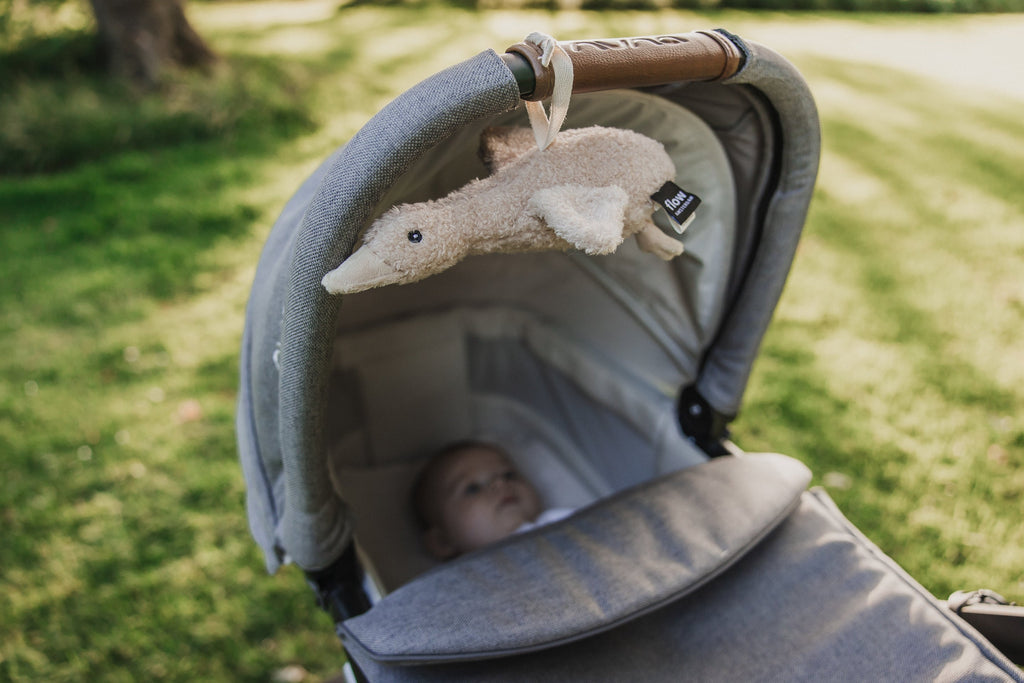 Liva die Gans - Kuscheltier mit Weißem Rauschen - Unterwegs