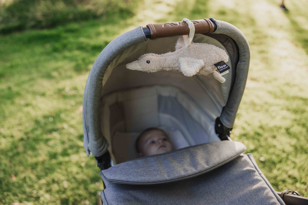 Liva die Gans - Kuscheltier mit Weißem Rauschen - Unterwegs