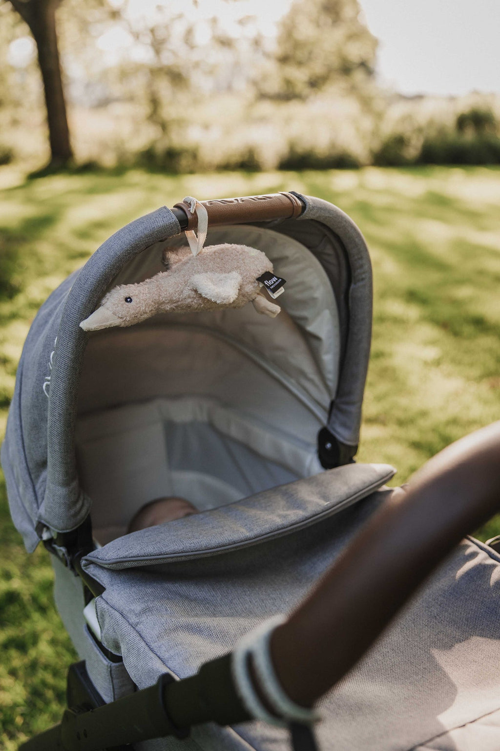 Liva die Gans - Kuscheltier mit Weißem Rauschen - Unterwegs