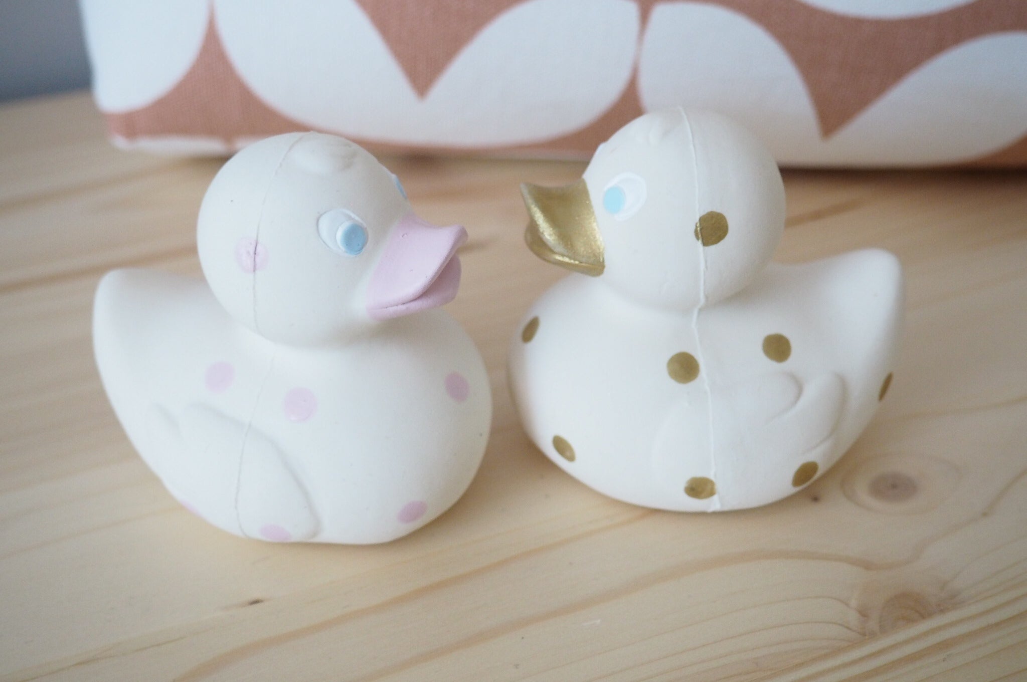 Elvis le Canard Pois Dorés – Jouet de bain et dentition bébé – vue produit 11