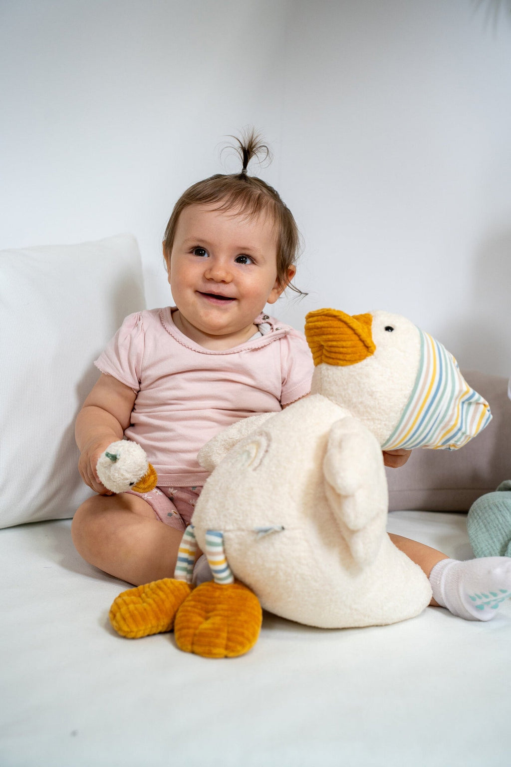 Mini-peluche câline Canard Edda – mise en situation