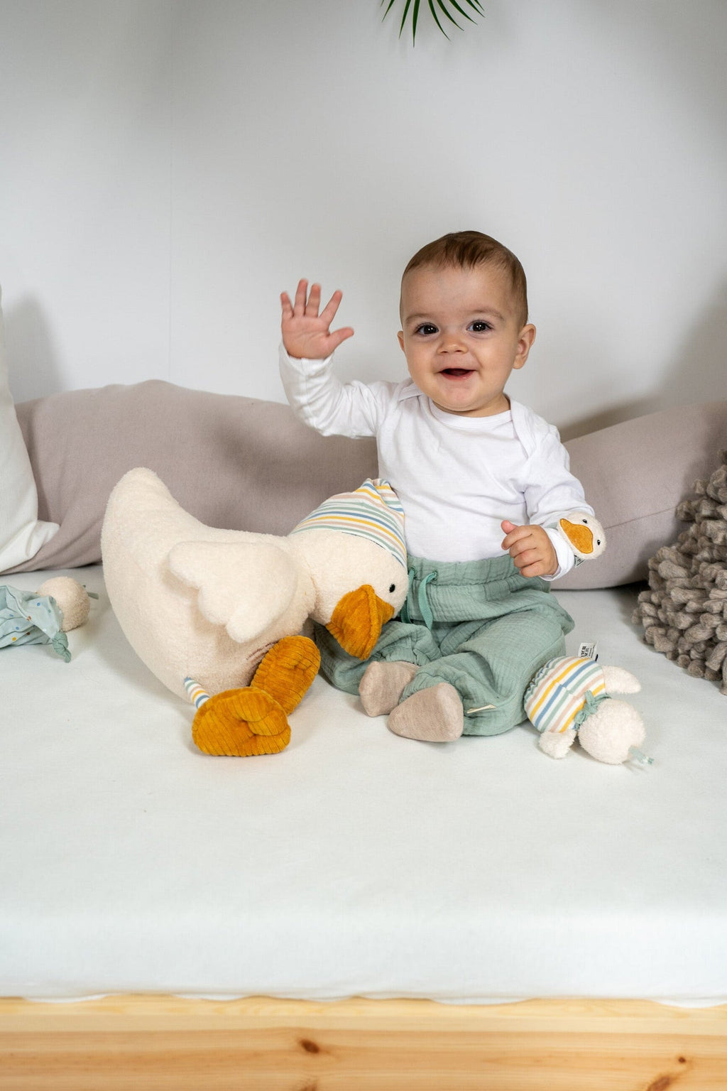 Mini-peluche câline Canard Edda – mise en situation