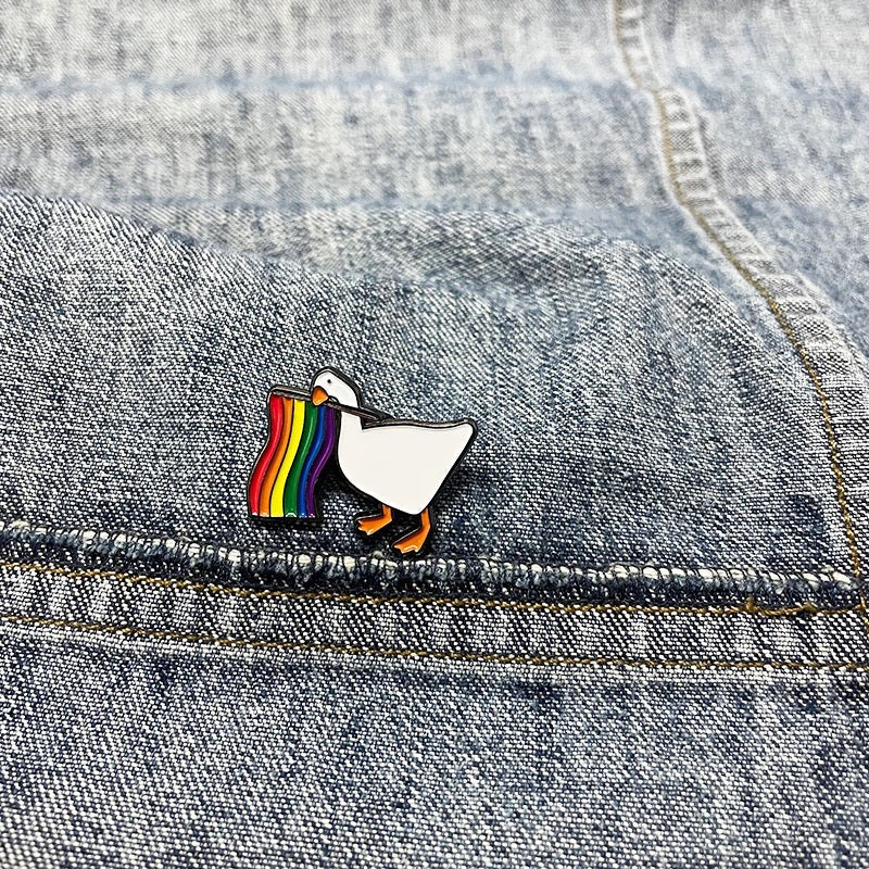 pins-canard-blanc-drapeau-lgbt-cdb