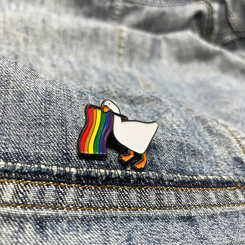 pins-canard-blanc-drapeau-lgbt-cdb