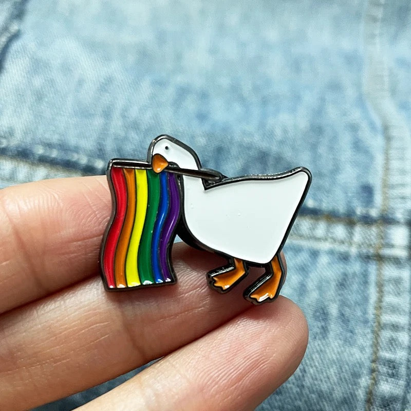 pins-canard-blanc-drapeau-lgbt-cdb