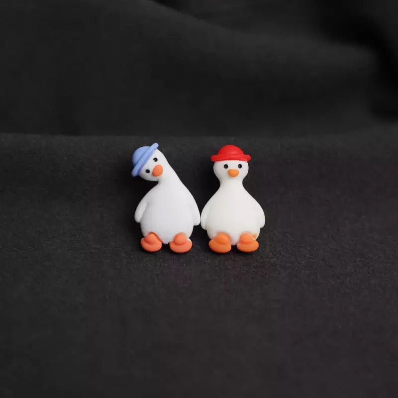 Pin's Canard Blanc Chapeau Bleu – visuel produit
