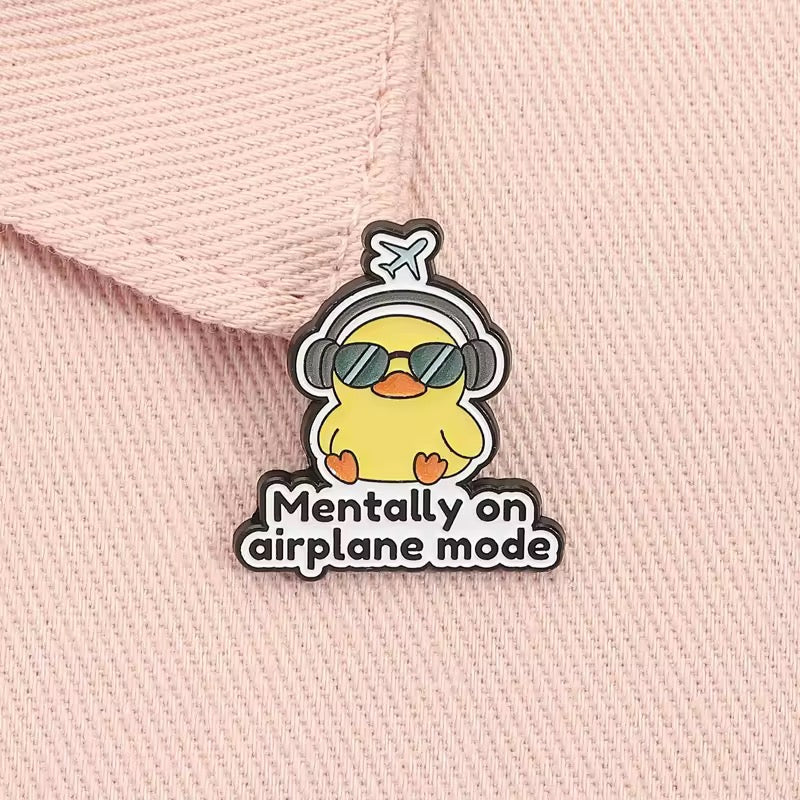 Photo produit - Pin’s Canard « Mentally on Airplane Mode »